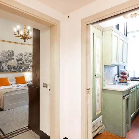 Leonardo Colosseo Apartamento *